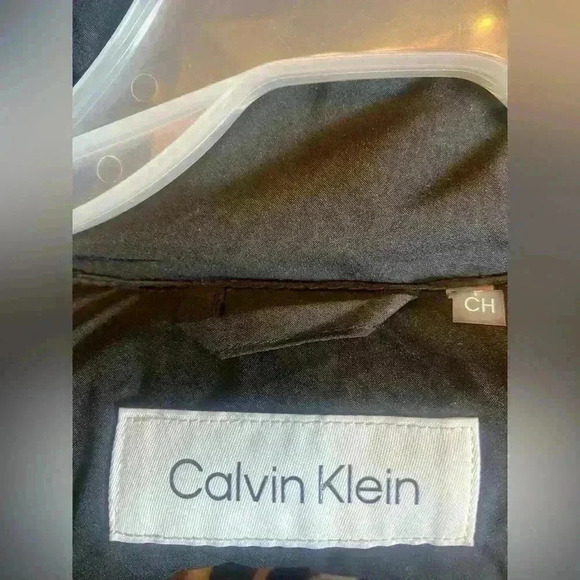 Ladies Calvin Klein puffed coat with hood in black. - Picture 5 of 8